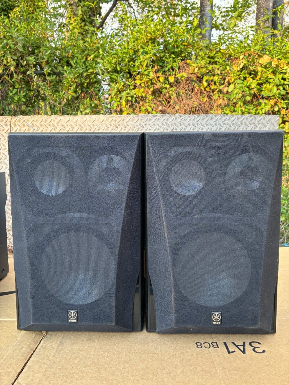 Yamaha NS-6490 70W 8 Ohm 140W 3-Way Bookshelf Speakers (Black) Pair TESTED - Picture 5 of 12